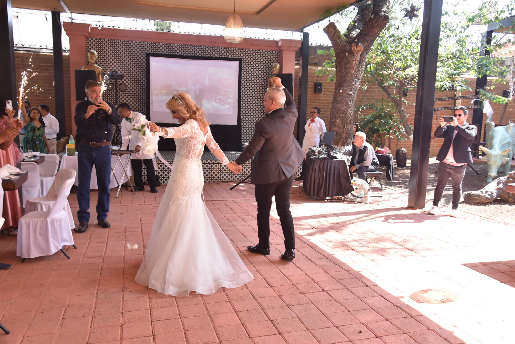 Leonor y Gerardo bailando durante la celebraci&oacute;n